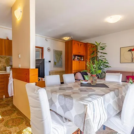 Lovely In With Kitchen Apartment