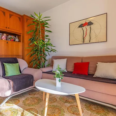 Lovely In With Kitchen Apartment *