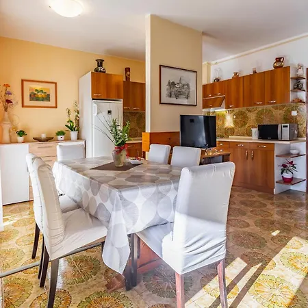 Lovely In With Kitchen Apartment *