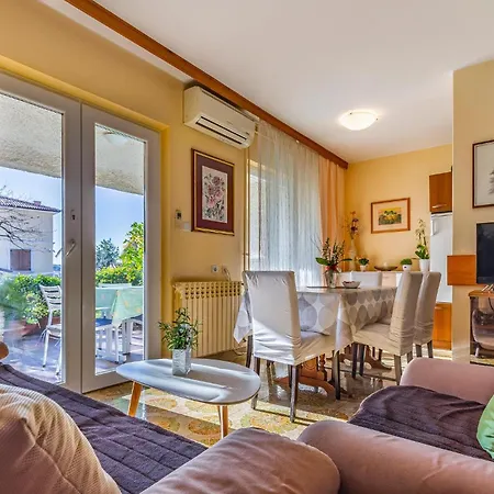 Apartment Lovely In With Kitchen Pula